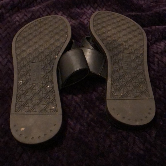 Kenneth Cole Reaction sandals - Picture 4 of 7